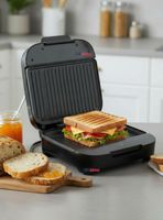 Sandwichera Oster® compacta con platos hondos CKSTSM400