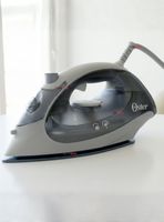 Plancha de vapor Oster® compacta Versión 2026