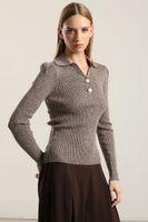 Jersey punto, boton perla, cafe Liola