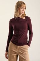 Top escote asimetrico, burdeo Liola
