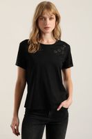 polera aplicacion flor joya, negro Liola
