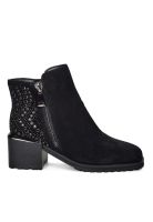 Botín Cuero Plunie Negro con prederia brillante