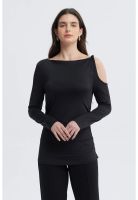 Polera Mujer Aplicación Nudo Hombro Negro