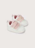 Zapatilla para niña color blanco con velcro