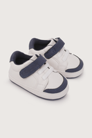 Zapatilla bebé blanca con velcro de niño