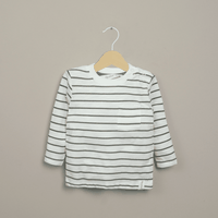 Polera blanca con rayas de niño