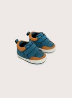 Zapatilla azul de niño con velcros para bebé