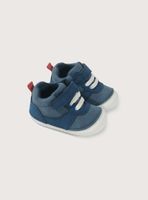 Zapatilla para niño color azul con velcro elástico