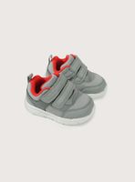 Zapatilla deportiva gris de niño con velcros