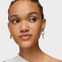 Colgante pequeño con baño de oro 18 kt sobre plata y perla cultivada Hold Oval