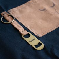 Mandil con destapador Wayu