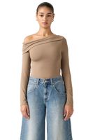 Polera Mujer Clara Off Shoulder Café Levis 005IT-0002