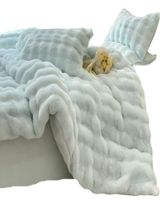 COBERTOR IMITACION DE PIEL DE CONEJO CON CHIPORRO CELESTE