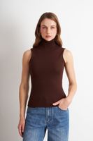 Polera Malla Cuello Alto Café Nicopoly