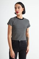 Polera Básica Cuello Redondo Líneas Grafito Nicopoly