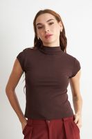 Polera Manga Corta Cuello Alto Café Nicopoly