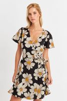 Vestido Escote Cruzado Flores Negras Nicopoly