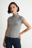 Polera Manga Corta Cuello Alto Gris Nicopoly