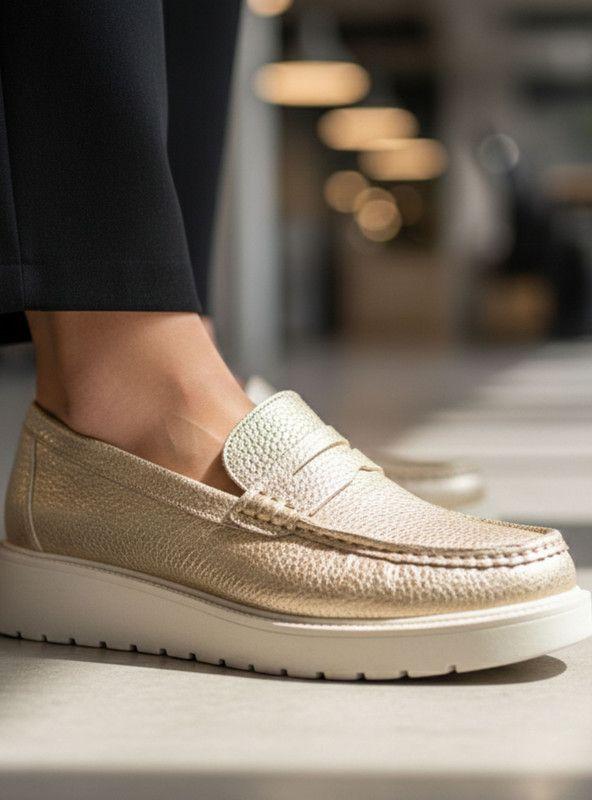 Mocasín New Walk Plataforma Confort Dorado-1