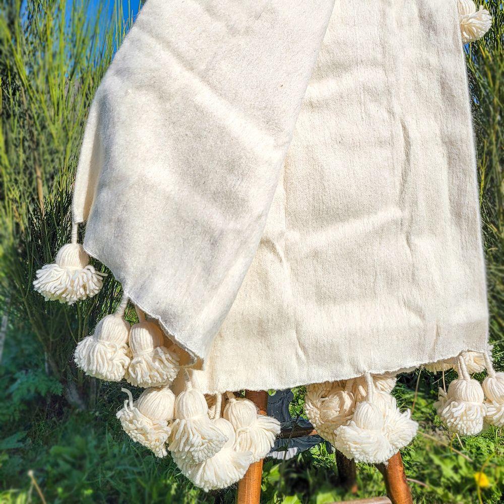 Manta Blanca de Lana con Pompones – 2 Plazas-2