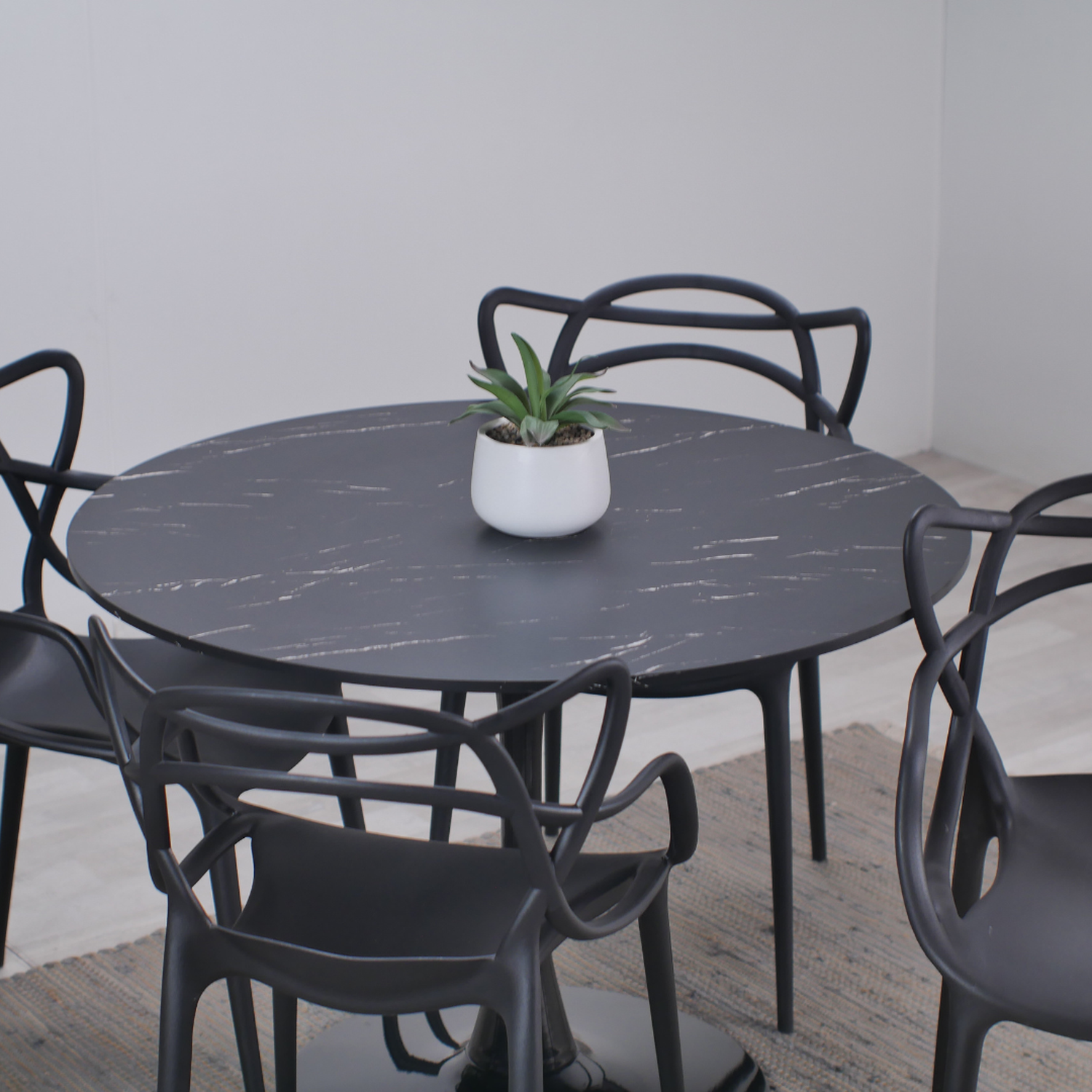 Comedor Moderno Negro | Mesa Tulip 100cm + 4 Sillas Masters-2