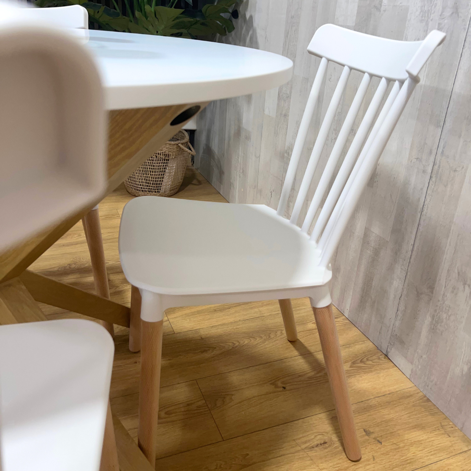 Comedor Mesa Redonda Equiz 100cm Blanca + 4 Sillas Windsor Blanca-3