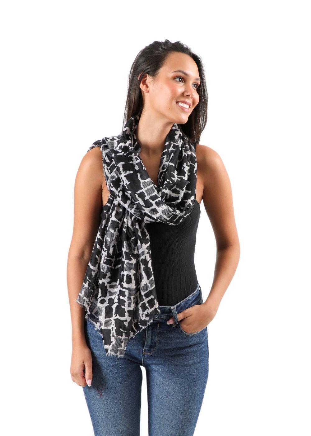 Pañuelo Estampado Flavie Negro Humana-2