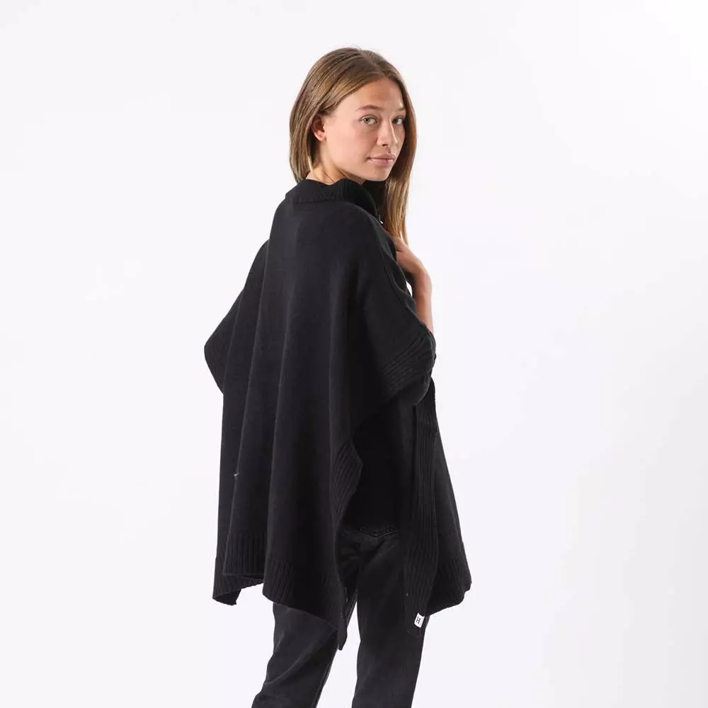 Poncho Basic Negro Humana-1