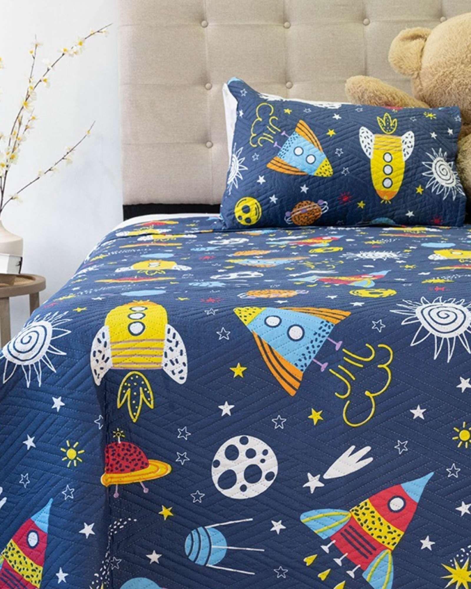 CUBRECAMA QUILT PRIMAVERA VERANO PLANETAS AZUL PLAZA Y MEDIA-3