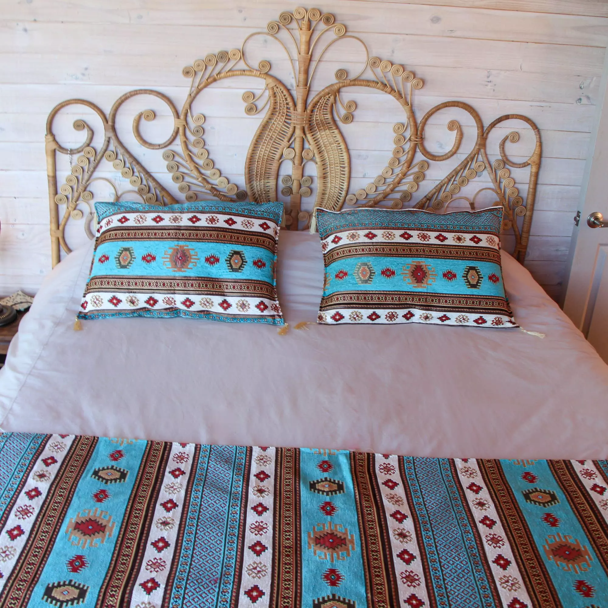 Set de Piecera King/Super King y almohadones Kilim Turquesa y Blanco-1