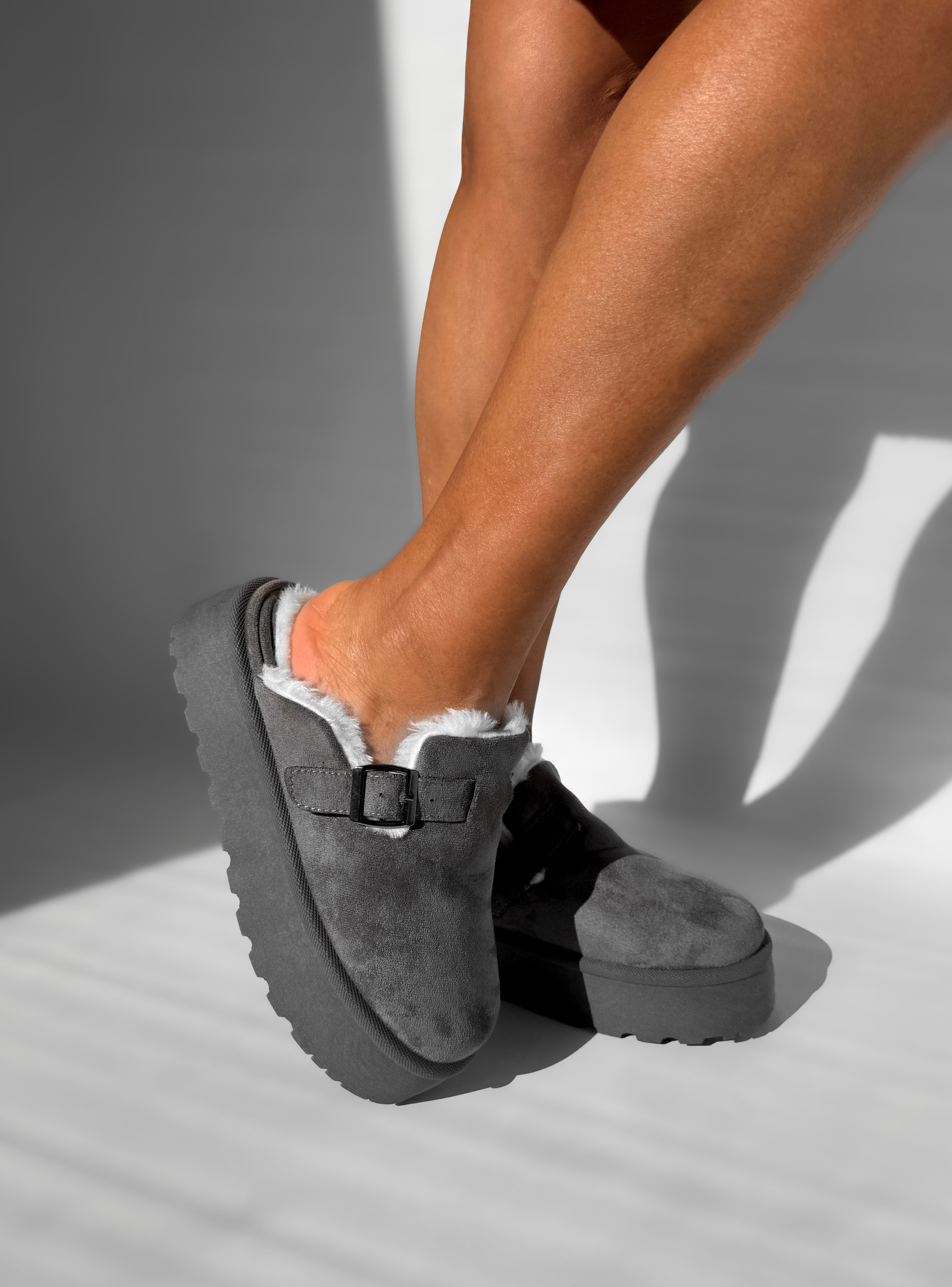 PANTUBOTA ESTILO ZUECOS MUJER MARA GRIS BELLA MODA-6