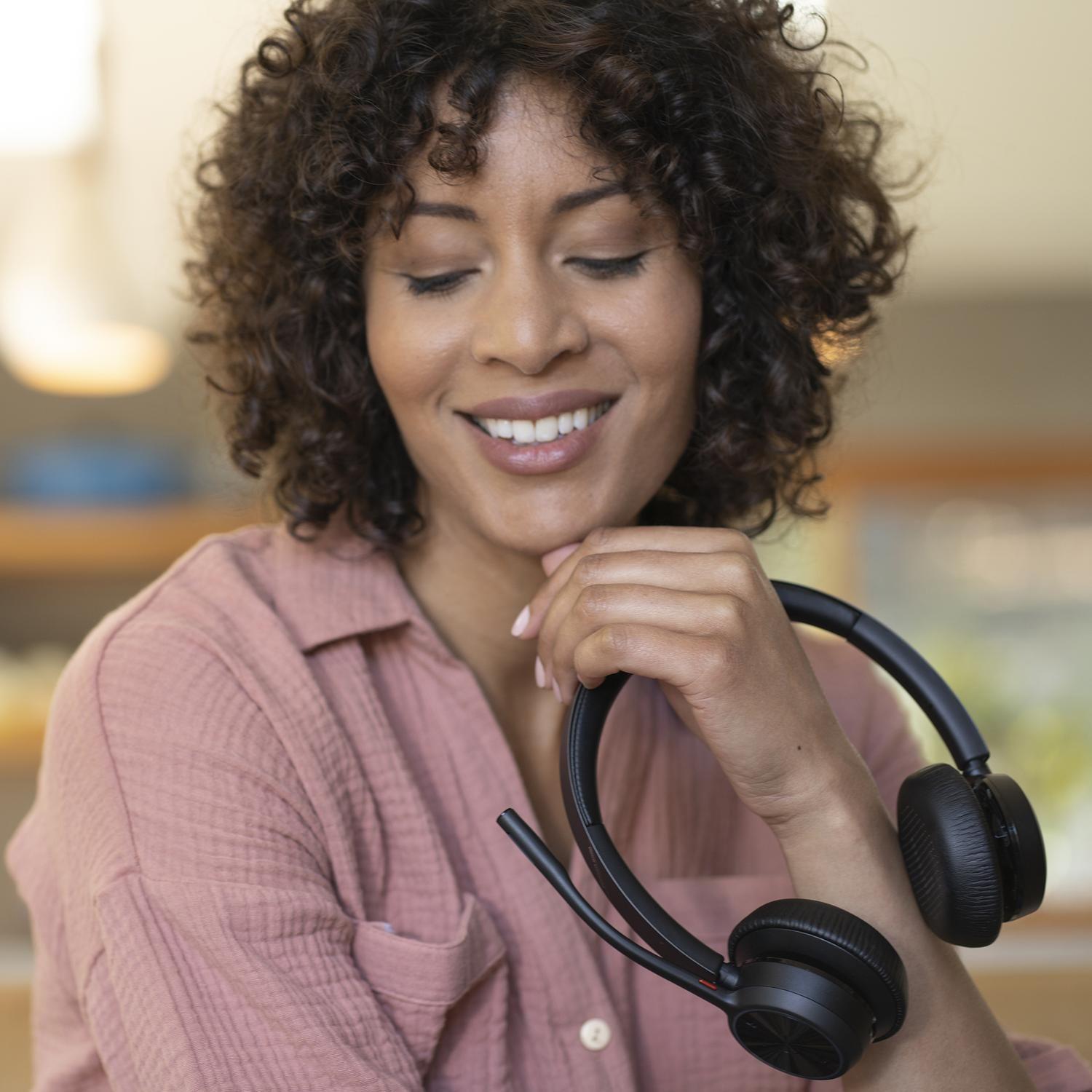 Auriculares USB-C Poly Voyager 4320 + adaptador BT700 Negro-6