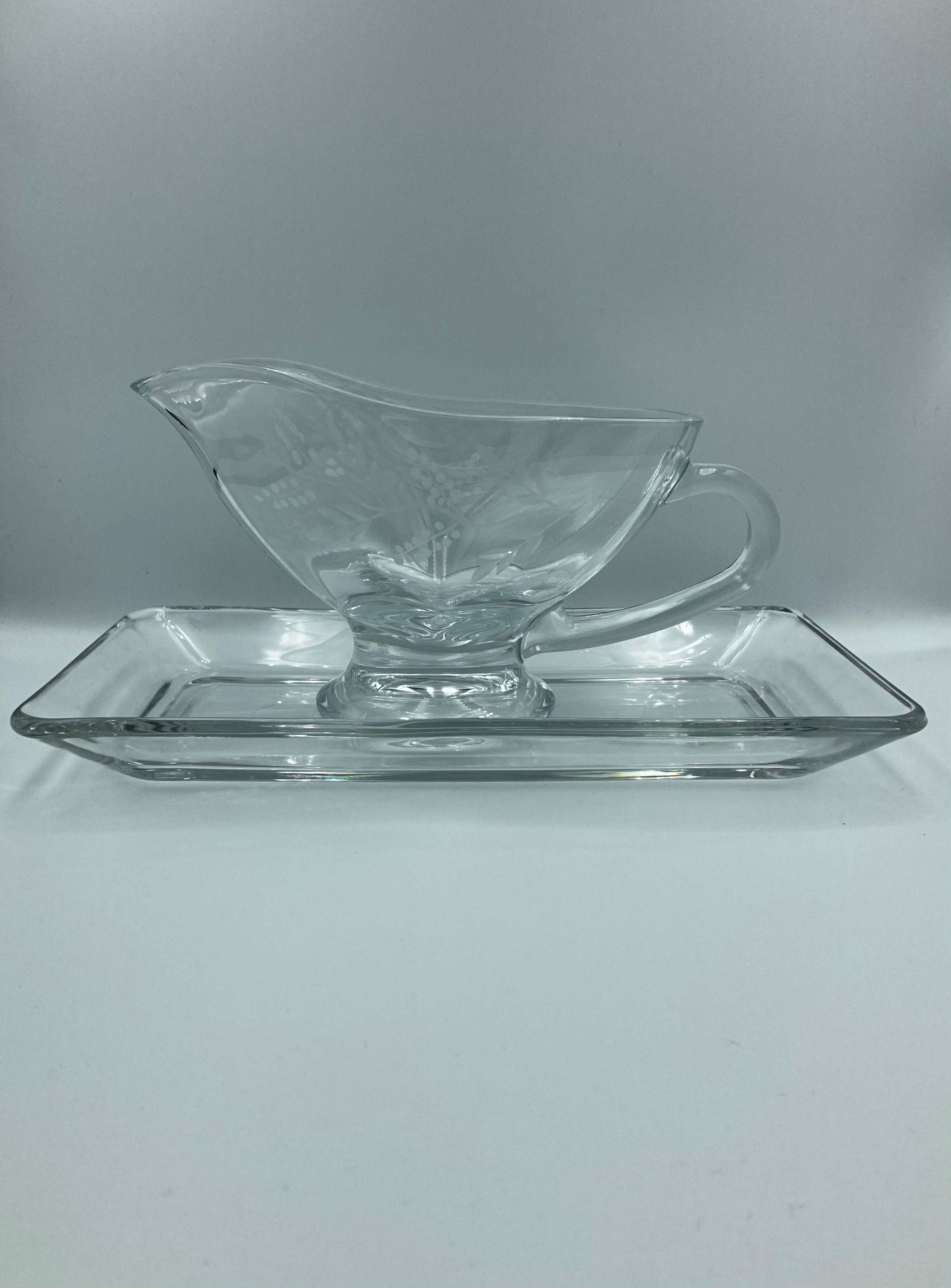 Cremero / salsero de vidrio tallado a mano con plato-1