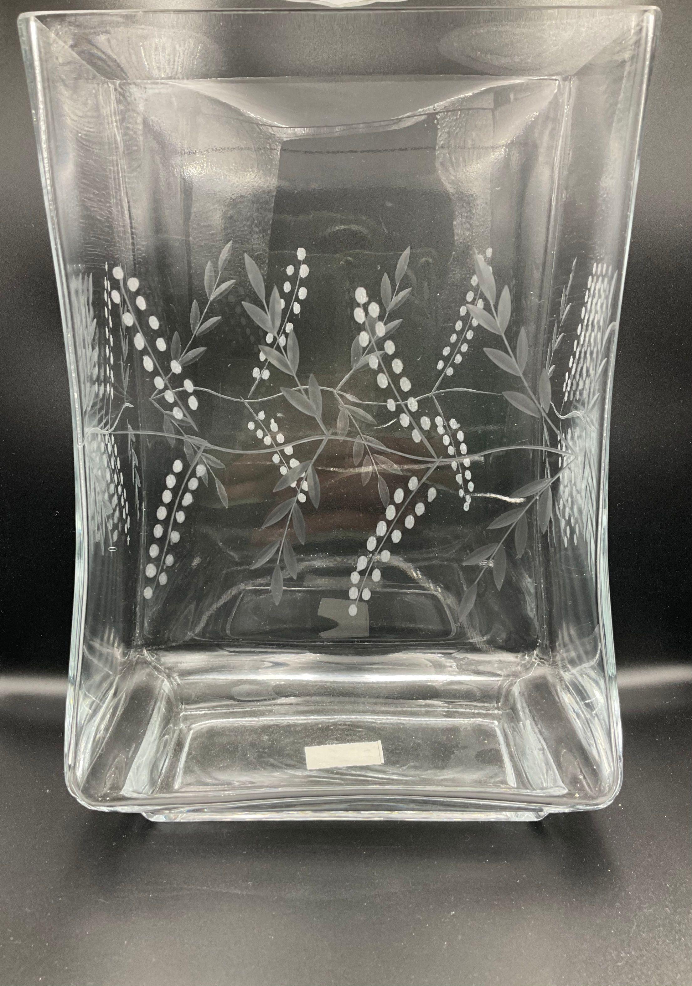 Florero rectangular de cristal con tallado  de aromo hecho a mano-3