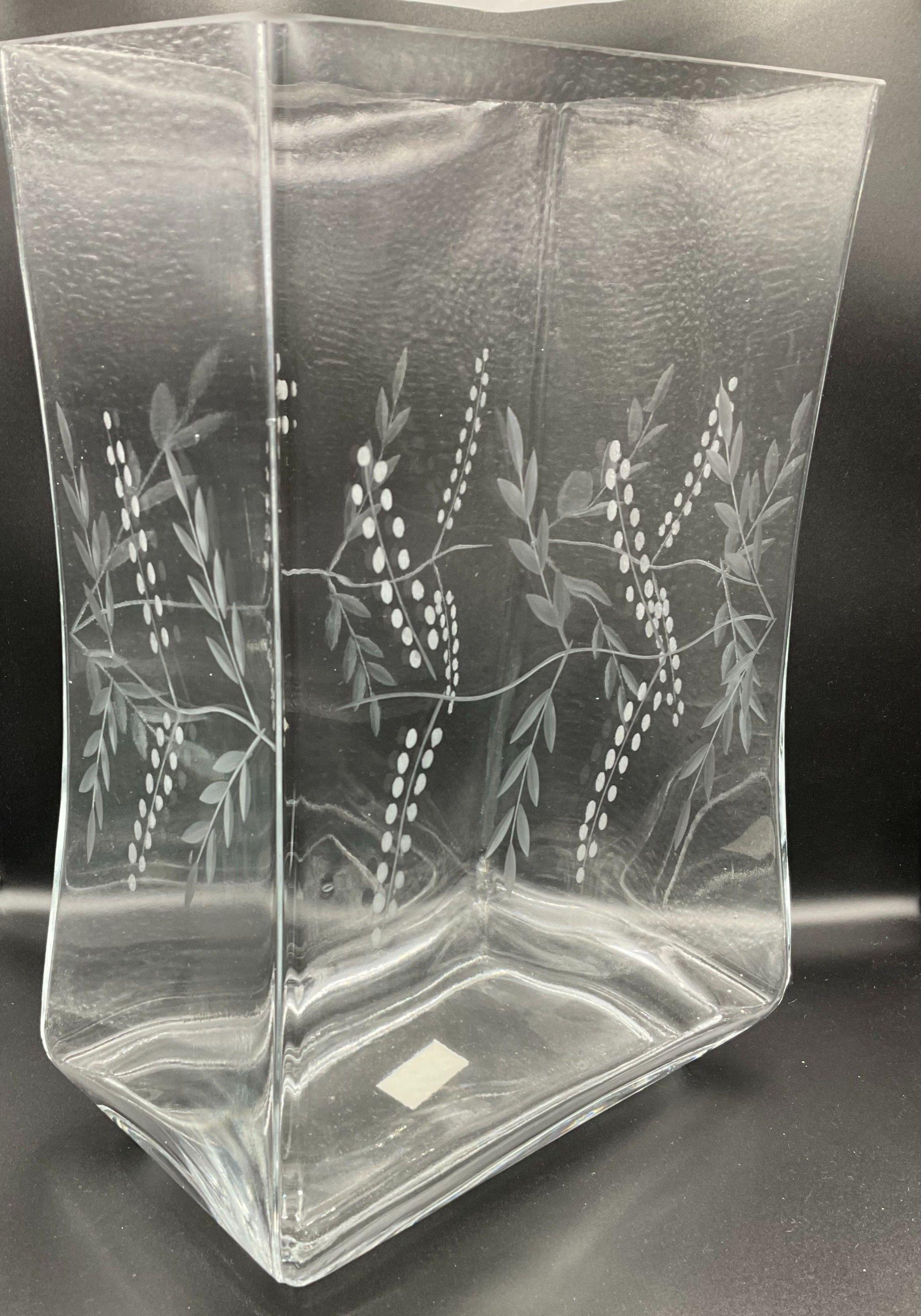 Florero rectangular de cristal con tallado  de aromo hecho a mano-4