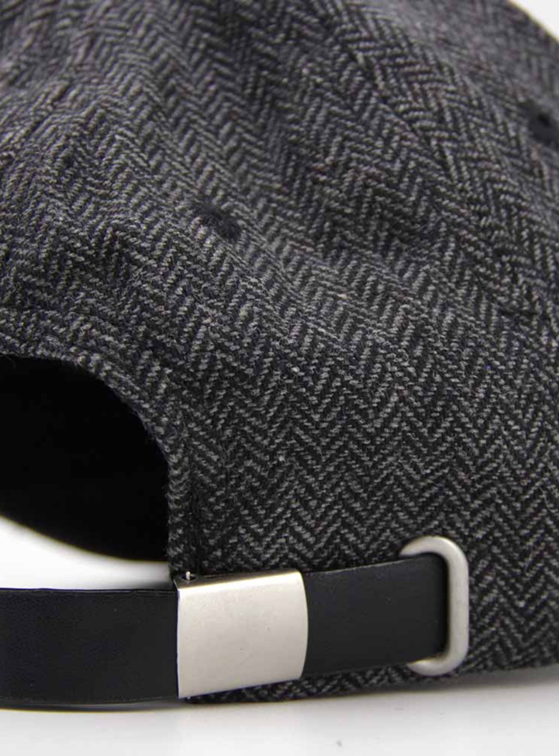 Gorra estampado escoces con una estrella y visera de cuerina.-2