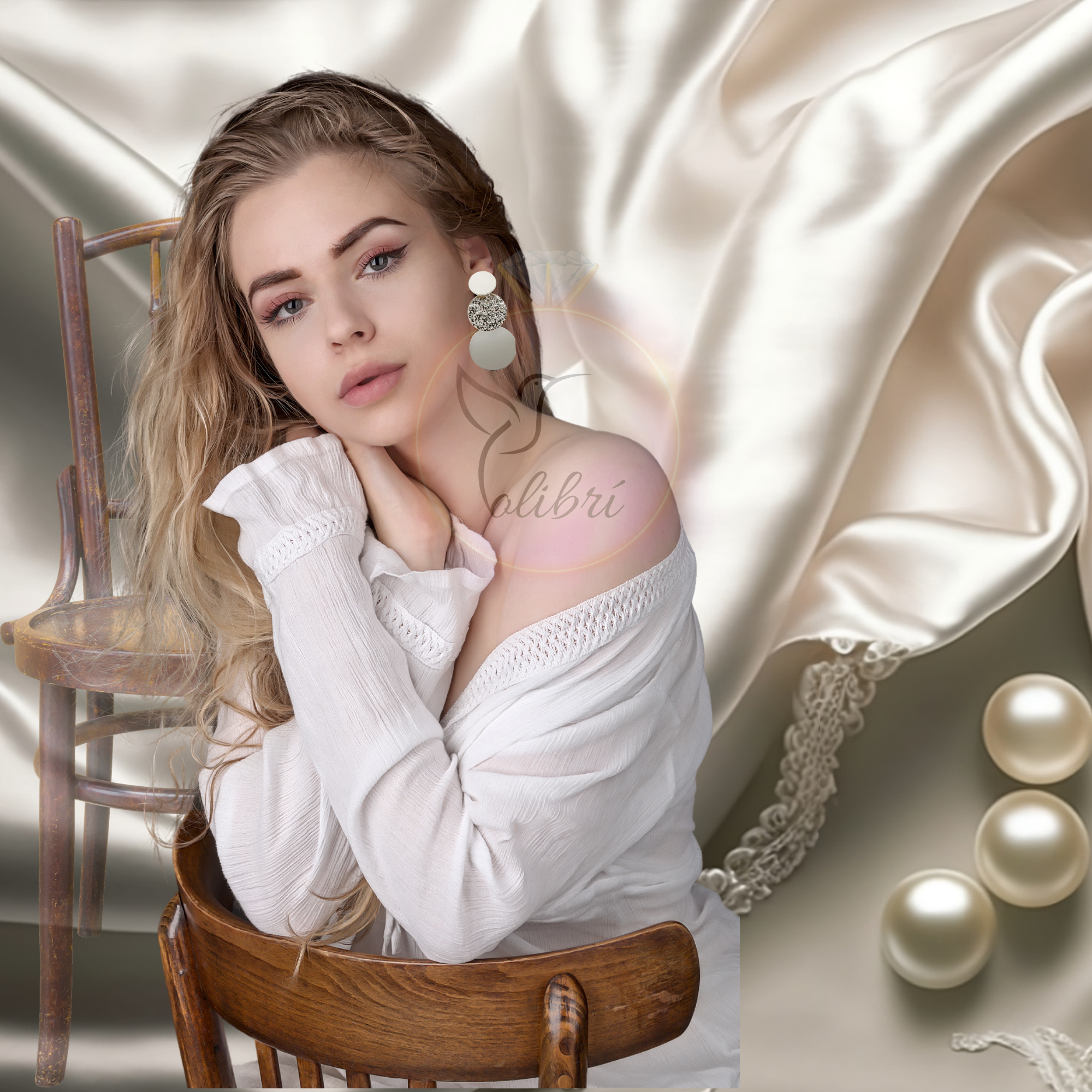 Elegante par de pendientes o aretes colgantes plateados-1