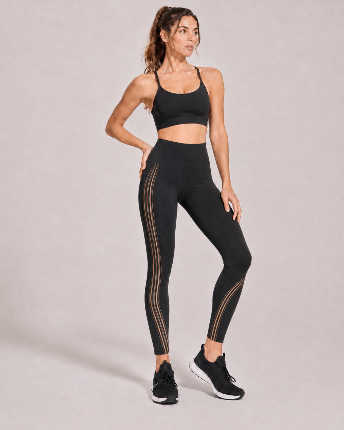 Calza deportiva negra altamente elasticada con transparencia-2
