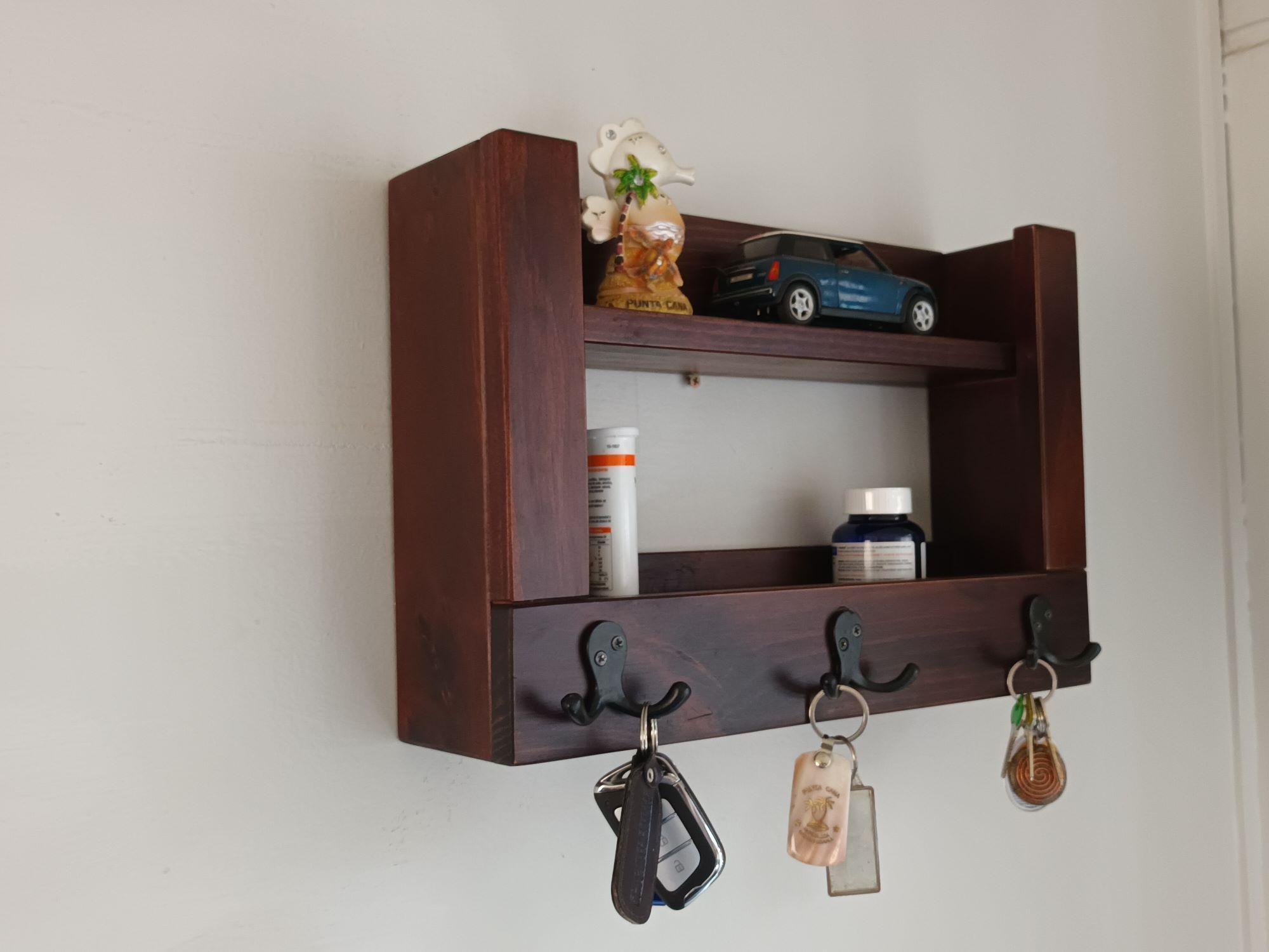 REPISARIO Y PORTA LLAVES DE MADERA MODELO SUYAI-1