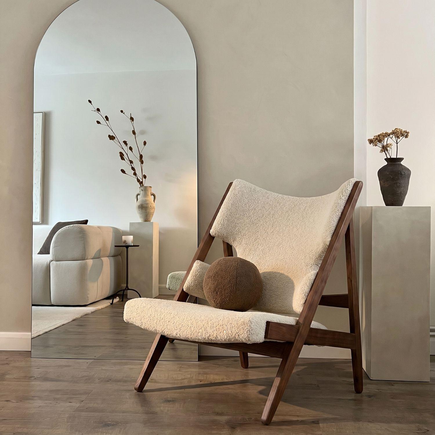 Sitial de madera tapizado en sherpa beige-5