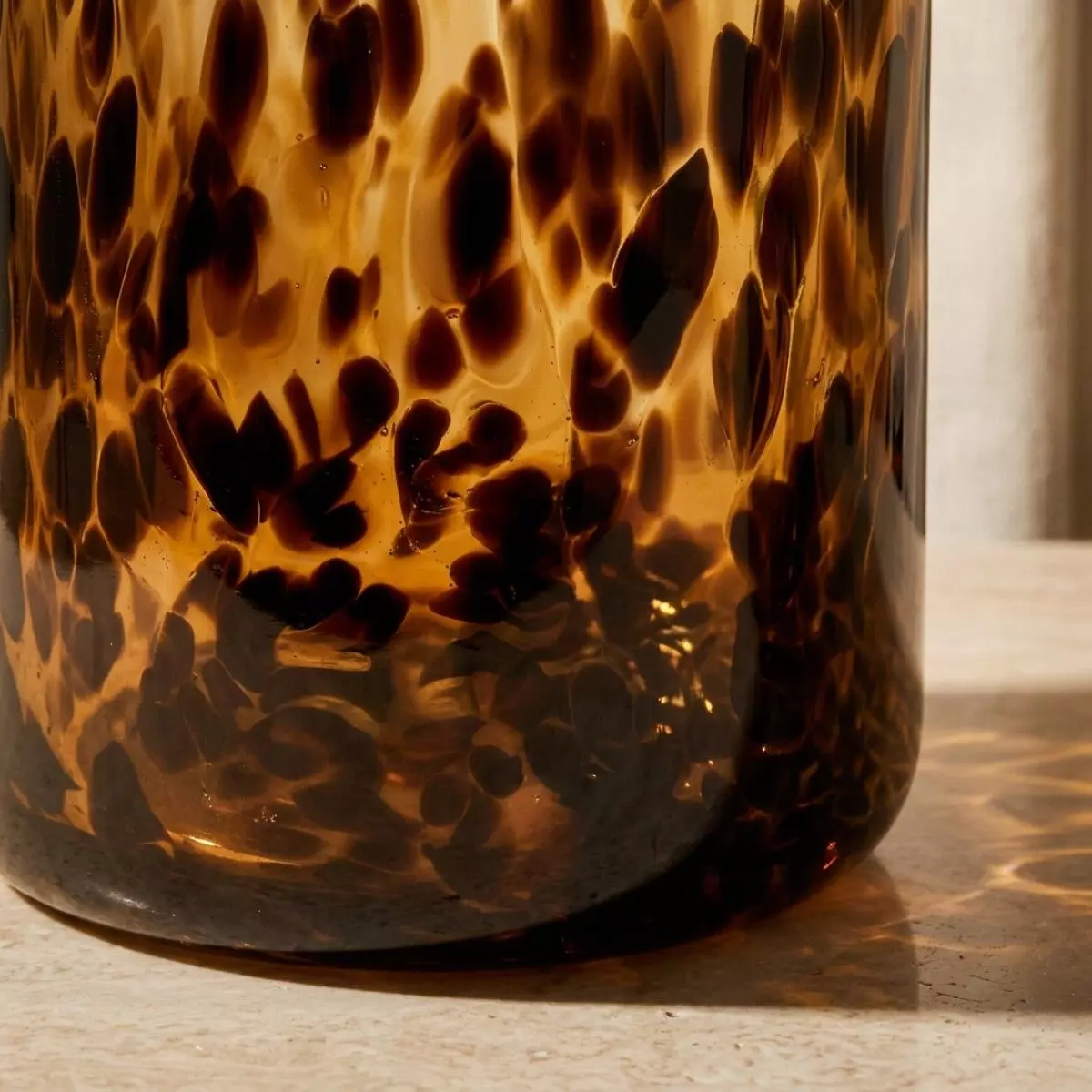 Botella decantadora de vidrio carey animal print de 52 cm-8