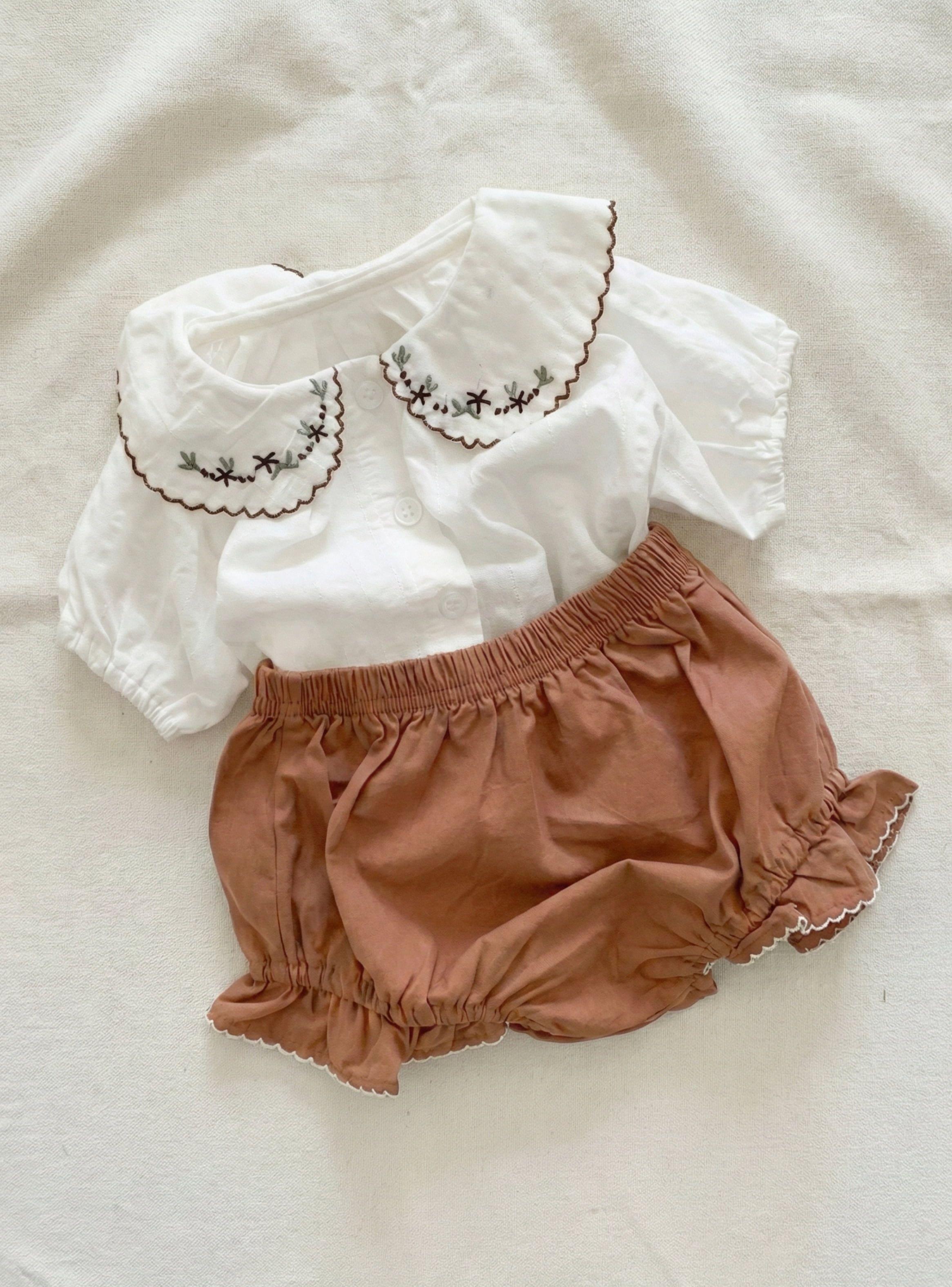 CONJUNTO BEBÉ NIÑA PEQUEÑA LUZ CUBREPAÑAL BOMBACHO CAFÉ MÁS BLUSA-2