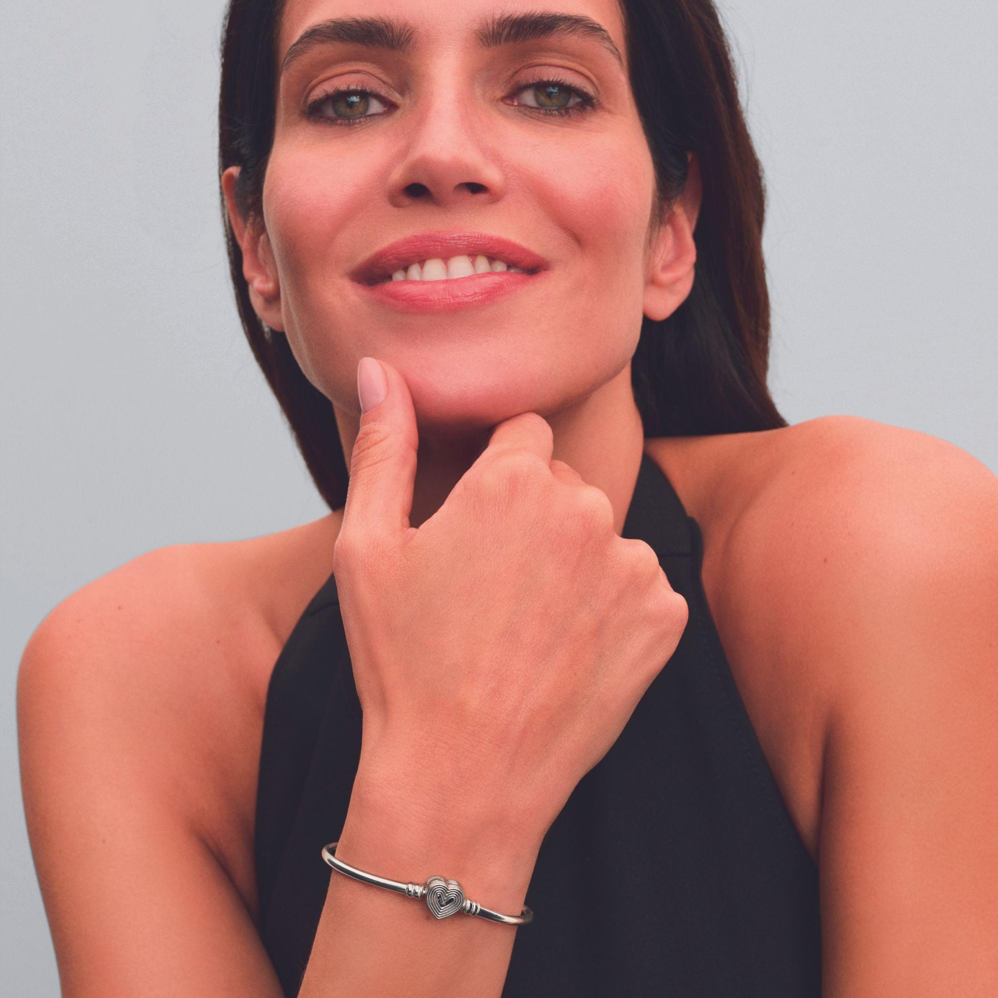 Brazalete Rígido Cierre Corazón Radiante en Plata-2