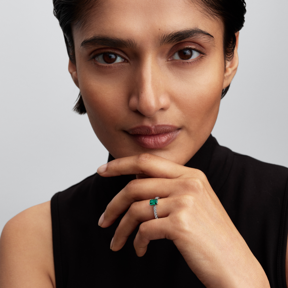 Anillo Rectangular Verde Reluciente con Halo-2