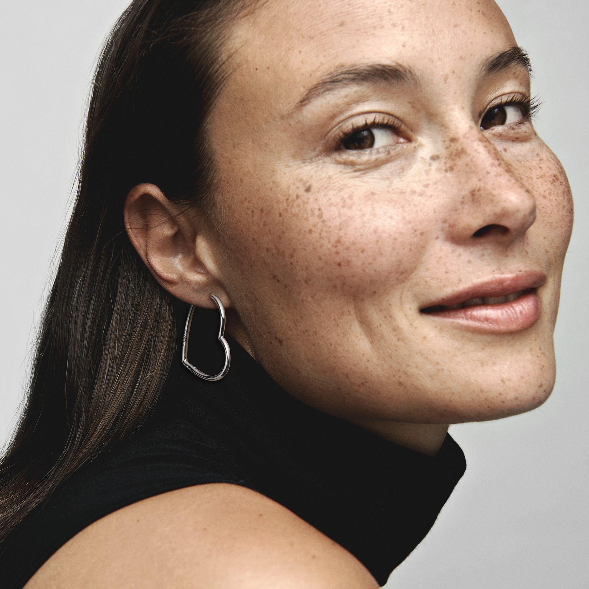 Aretes de Aro en Plata pequeños Corazones de Amor Asimétricos-2