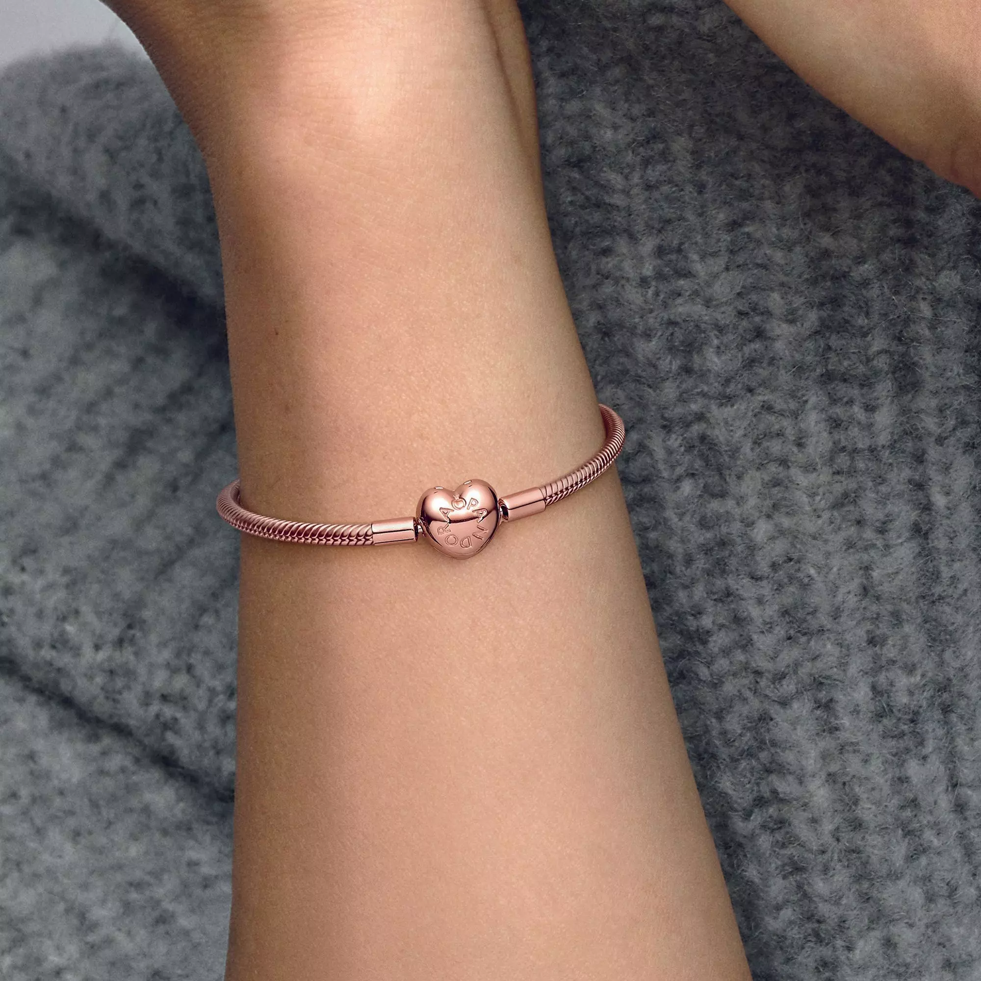 Brazalete de Cadena de Serpiente con Cierre de Corazón en Rose-2