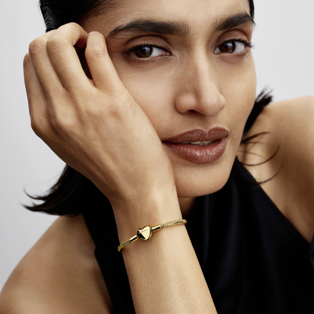 Brazalete de Cadena de Serpiente Facetado con Broche de Corazón Dorado-1