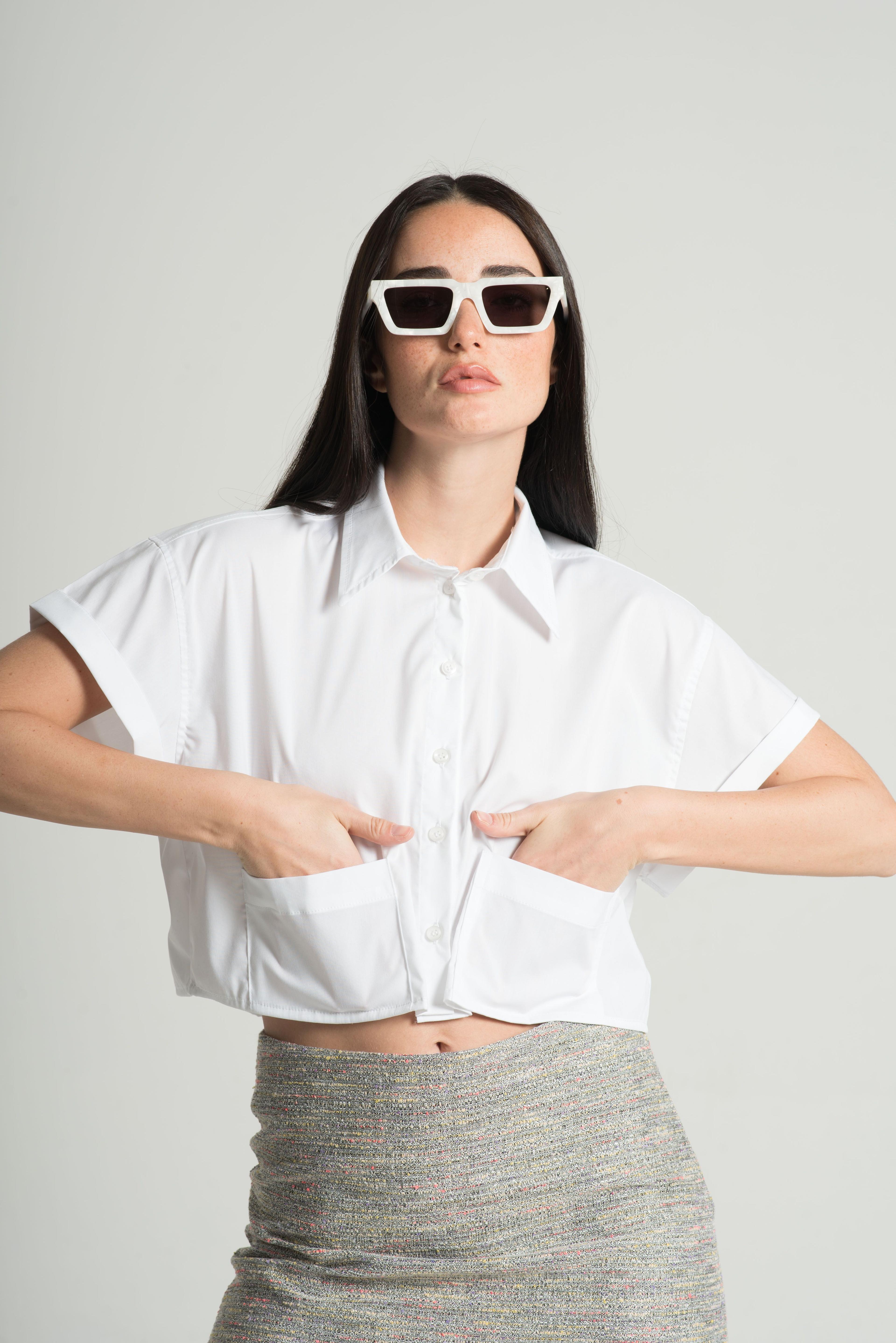 Blusa camisa corta con bolsillos delanteros -3