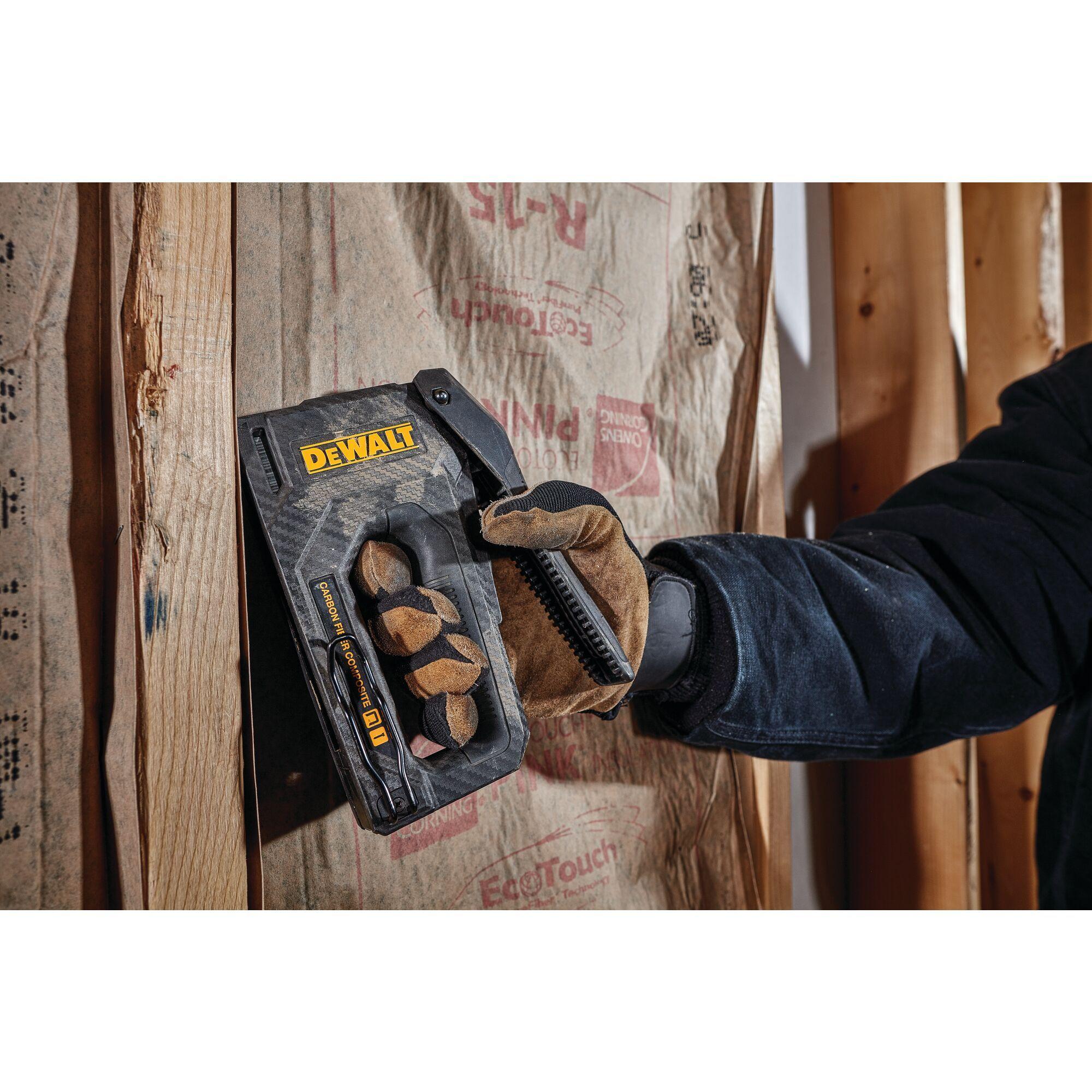 Grapadora / Clavadora Fibra De Carbono Dewalt Dwht80276-5