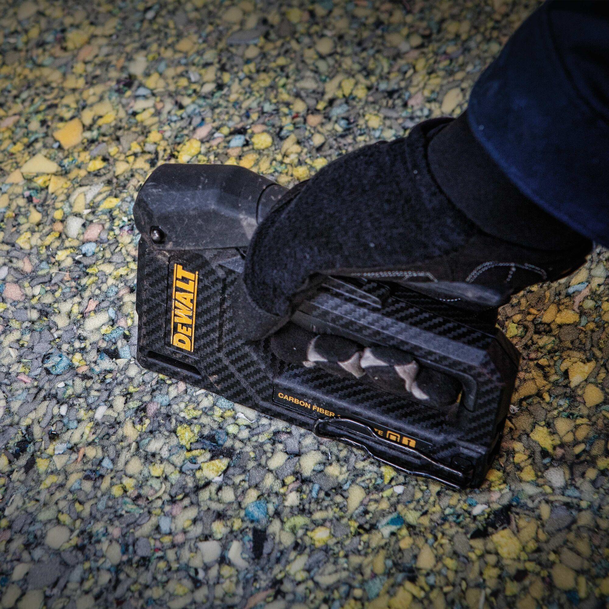 Grapadora / Clavadora Fibra De Carbono Dewalt Dwht80276-6